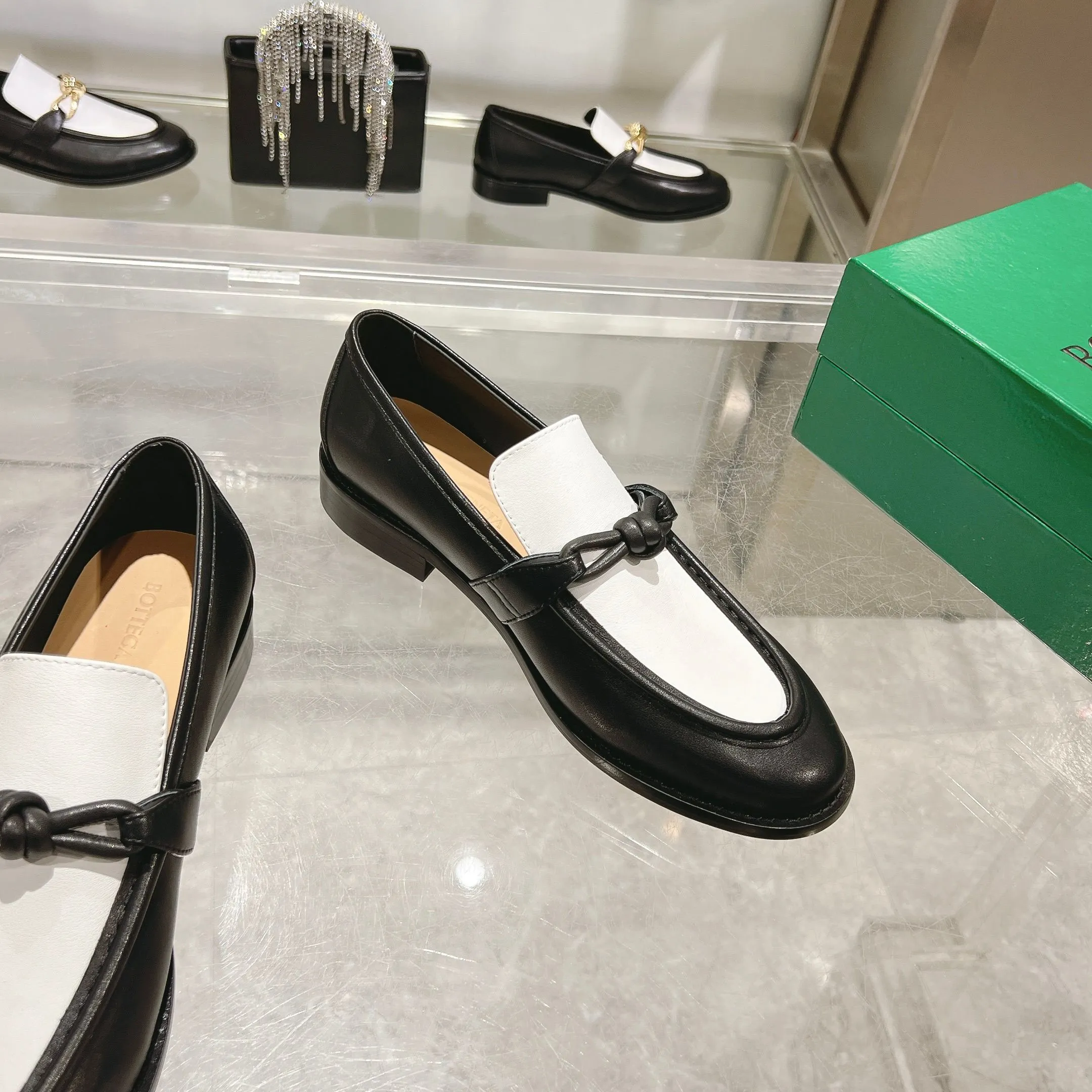 [BV] Top P: 820💰 Couple size: female 35-39 (female 40 custom-made) male 39-44 (38.45 non-refundable) Bottega Veneta 2025 counter synchronization style! Small round toe loafers! Imported leather outsole! High-grade cashmere! Solid color Niuli! Original board developed leather buckle